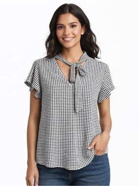 Blouse. Short sleeve. Ruffle sleeves.